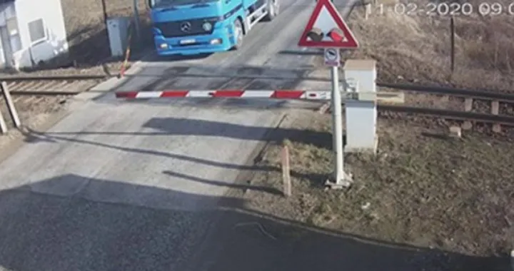 (VIDEO)&nbsp;Vozač kamiona polomio polubranik i krenuo preko pruge, mašinovođa zaustavio voz i spriječio nesreću&nbsp;