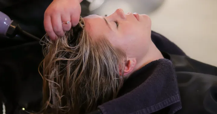 Zadržavaju li se virusi na kosi?