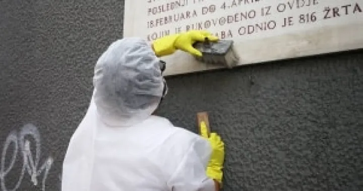 (FOTO) Mak Hubjer očistio spomen ploču i uputio poruku organizatorima mise u Sarajevu