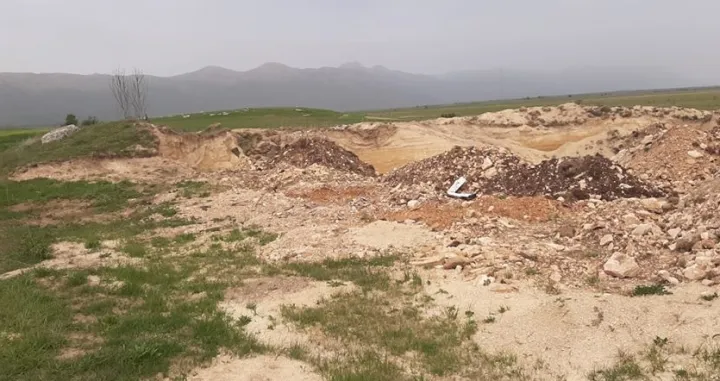 (FOTO) Ilegalno kopao pijesak pa uni&scaron;tio nekropolu stećaka u BiH