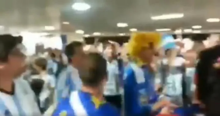 (VIDEO) Kako su dva Bosanca utišali grupu navijača Argentine: &#39;Malo vas je p*****e...&#39;