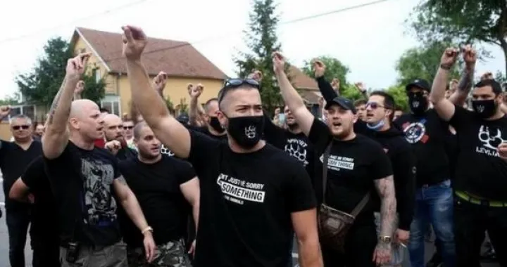 Deutsche Welle: Kako SNS mobili&scaron;e ksenofobiju preko ultradesničara i vojske Srbije