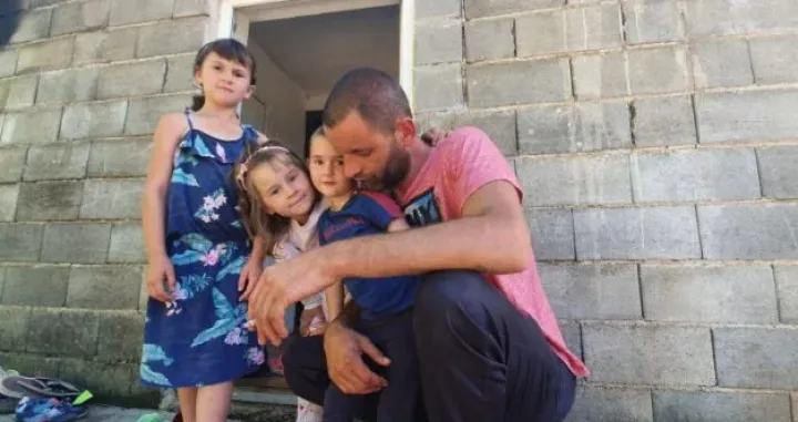 Kad su je ljekari poslali u bolnicu, za nju je bilo prekasno: Avlija puna igračaka, ali niko se ne igra. Djevojčice se ne odvajaju od oca...