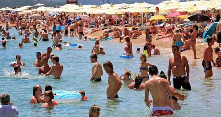 Haotično na Jadranu: Mjere niko ne poštuje, počela izbijati različita žarišta koronavirusa