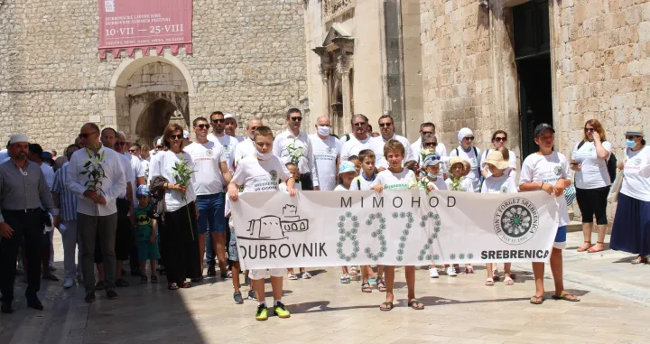 (FOTO) I Dubrovčani su danas uz Srebrenicu: Učesnici mimohoda nosili ljiljane