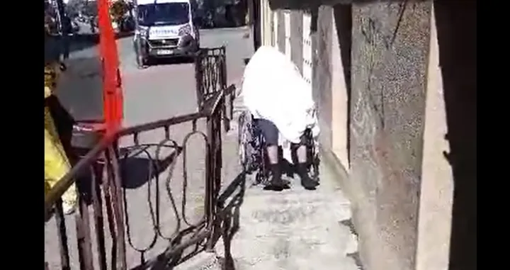 (VIDEO) Preminuo ispred ambulante: Ostavljen u kolicima, samo ga pokrili