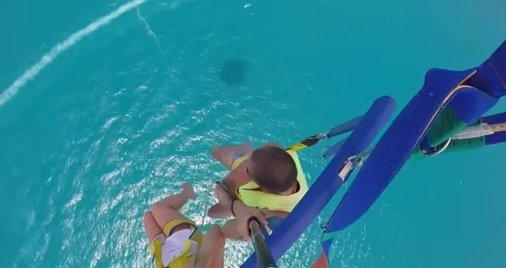 (VIDEO) Nevjerovatna situacija: Tokom leta padobranom pukla sajla