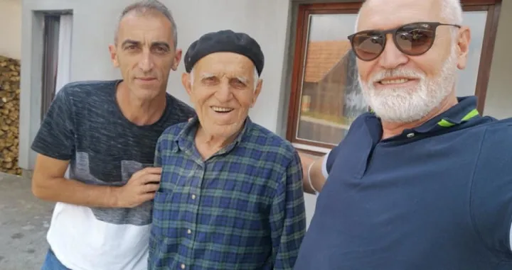 (FOTO + VIDEO) Dedo &Scaron;efo iz Zvornika je hit na dru&scaron;tvenim mrežama: Sa 88 godina radi sklekove kao mladić
