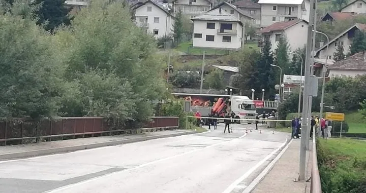 Saobraćajna nesreća na magistralnom putu M18: Dvije osobe teško povrijeđene, saobraćaj preusmjeren