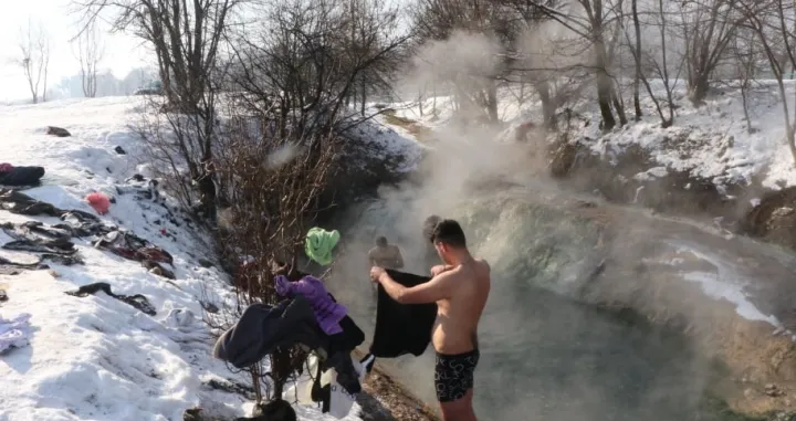 (FOTO) Veliki broj migranata se i danas kupa u rijeci Željeznici na Ilidži, stanovnici upozoravaju na nehumane uvjete