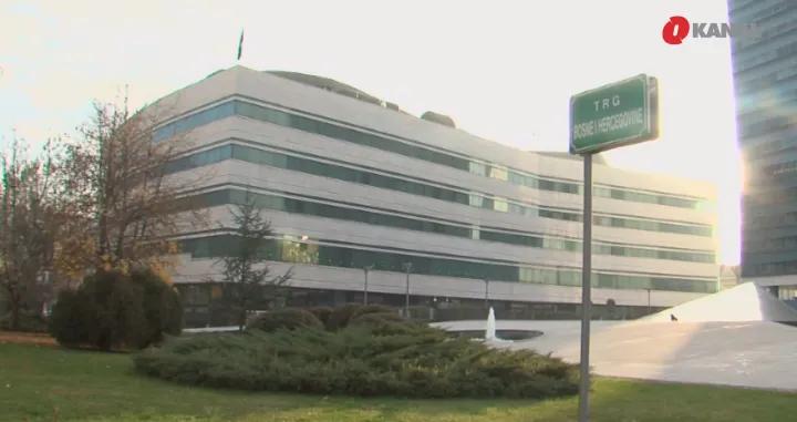 (VIDEO) Nevjerovatno, ali istinito: Iako rade u istoj zgradi, državni službenici imaju osam puta manju platu nego političari