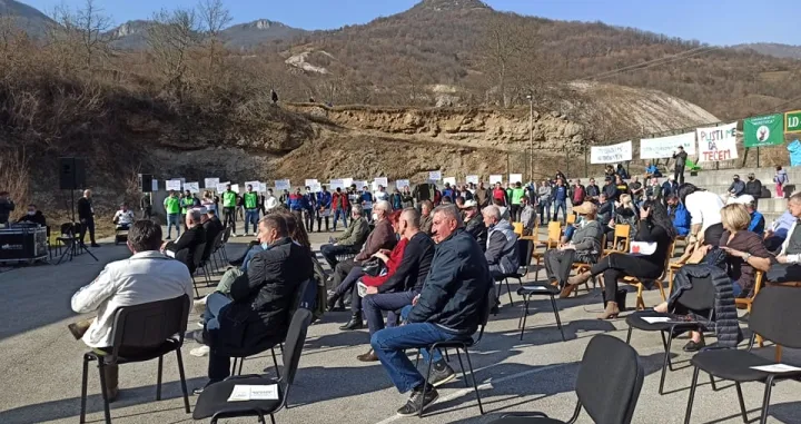 (FOTO + VIDEO) Na javnoj tribini o za&scaron;titi rijeke Neretvice do&scaron;lo do naguravanja radnika i stanovnika Buturović Polja
