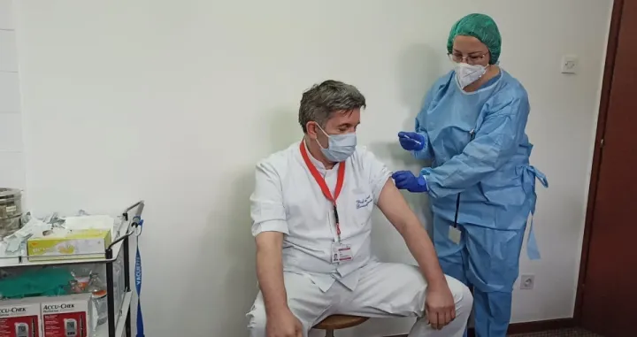 (VIDEO) Dr. Gavrankapetanović i dr. Drljević prvi primili vakcinu: Do&scaron;lo je do eksplozije virusa