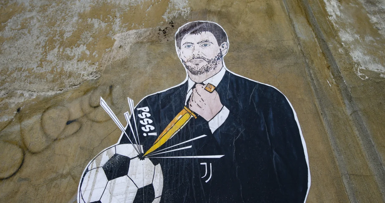 Satirična ilustracija koja pokazuje namćorastog "kom&scaron;iju" Andreu Agnellija kako nožem ubija fudbal