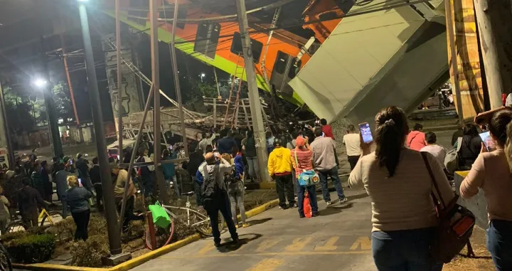 (FOTO i VIDEO) Nadvožnjak metroa se uru&scaron;io na cestu, najmanje 13 poginulih: Emitovan snimak ru&scaron;enja, spasilačke službe tragaju za preživjelima