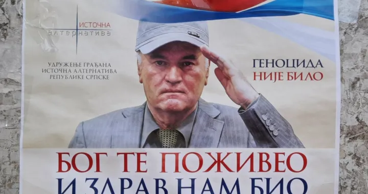 (VIDEO) Veličanje ratnog zločinca uoči konačne presude: U Bratuncu uzvikivali "Živio Ratko Mladić"...