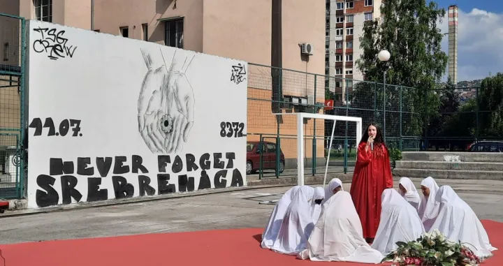 Srebrenica ne smije biti samo 11. juli: Učenici predstavili Srebrenički mural i cvijet