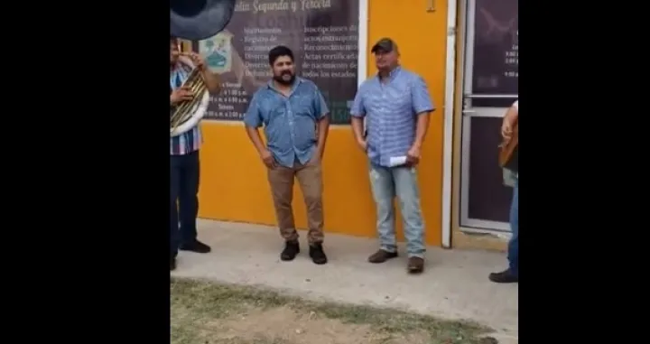 (VIDEO) Mu&scaron;karac do&scaron;ao potpisati razvod braka, poveo i orkestar da proslavi