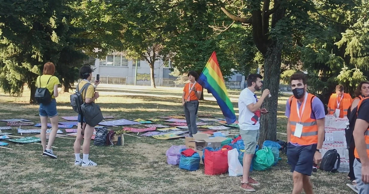 Preipremaju se zastave, transparenti.../Didier Torche/