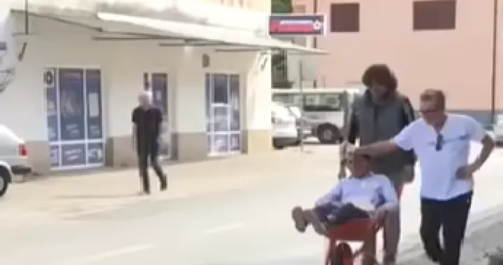 (VIDEO) Nesvakida&scaron;nji događaj: Pogledajte kako je jedan kladioničar iz Ljubu&scaron;kog do&scaron;ao po svoj novac u kladionicu