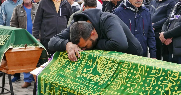 (FOTO) Najtužniji poslijeratni dan za Brčko / Nekoliko stotina ljudi klanjalo dženazu tragično stradalim članovima porodice Salihović