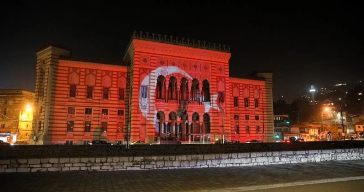 Vijećnica u bojama turske zastave:/