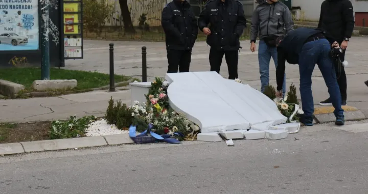 (FOTO) Spomenik ubijenim policajcima Adisu &Scaron;ehoviću i Davoru Vojinoviću zavr&scaron;io na asfaltu: Pao ili oboren?