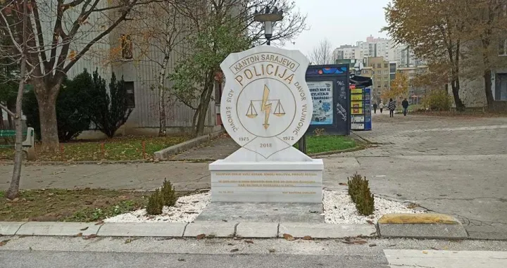 (FOTO) Ponovo postavljen spomenik ubijenim sarajevskim policajcima: Oboren usred jakog vjetra ili čin vandalizma?