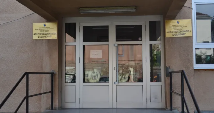 Zbog čega mališani iz sarajevske škole ne mogu u fiskulturnu salu? / Problemi sa klizištem ili drugi građevinski planovi? - Načelnik Mandić šuti