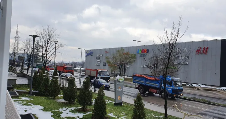 (VIDEO) Kolona kamiona trubi kroz bh. grad: Prevoznici izašli na proteste