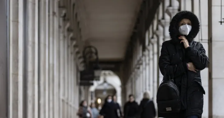 Vraćamo se na staro? / Maske ponovo obavezne na ulicama ovog grada, kazne i do 135 eura!