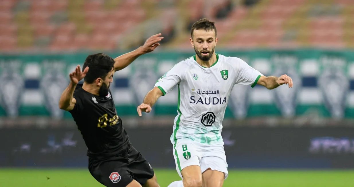 epa08657477 Al-Raed player Mohamed Fouzair (L) in action with Al-Ahli player Elvis Saric (R) during the Saudi Professional League soccer match between Al-Ahli and Al-Raed, 30 kilometers north of Jeddah, Saudi Arabia, 09 September 2020. EPA/STR