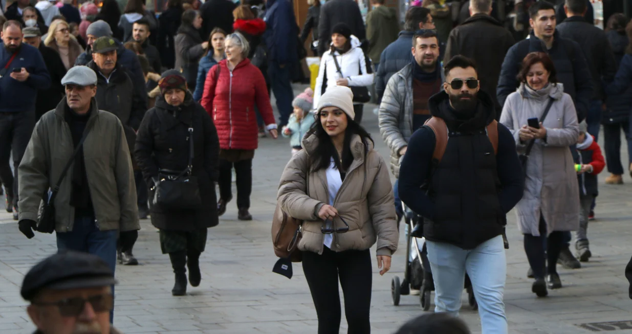 Vijest u objektivu sunčano vrijeme &scaron;etnja ba&scaron;te turisti/Senad Gubelić