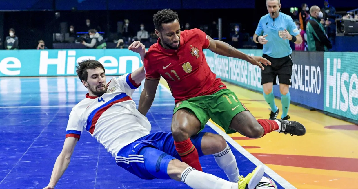 epa09733419 Artem Antoshkin (L) of Russia and Pany Varela of Portugal in action during the UEFA Futsal EURO 2022 final match between Portugal and Russia at the Ziggo Dome in Amsterdam, Netherlands, 06 February 2022. EPA/Gerrit van Keulen