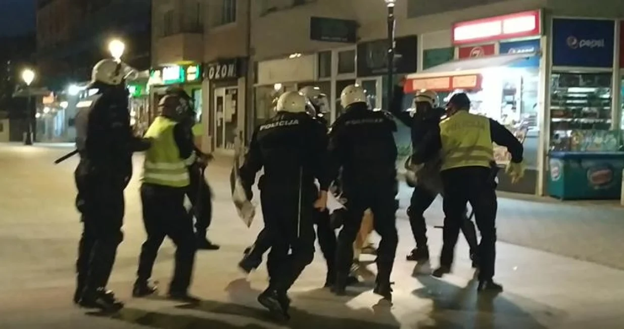 Policija je večeras bacila suzavac i upotrijebila &scaron;ok bombe tokom protestne &scaron;etnje u Nik&scaron;iću/