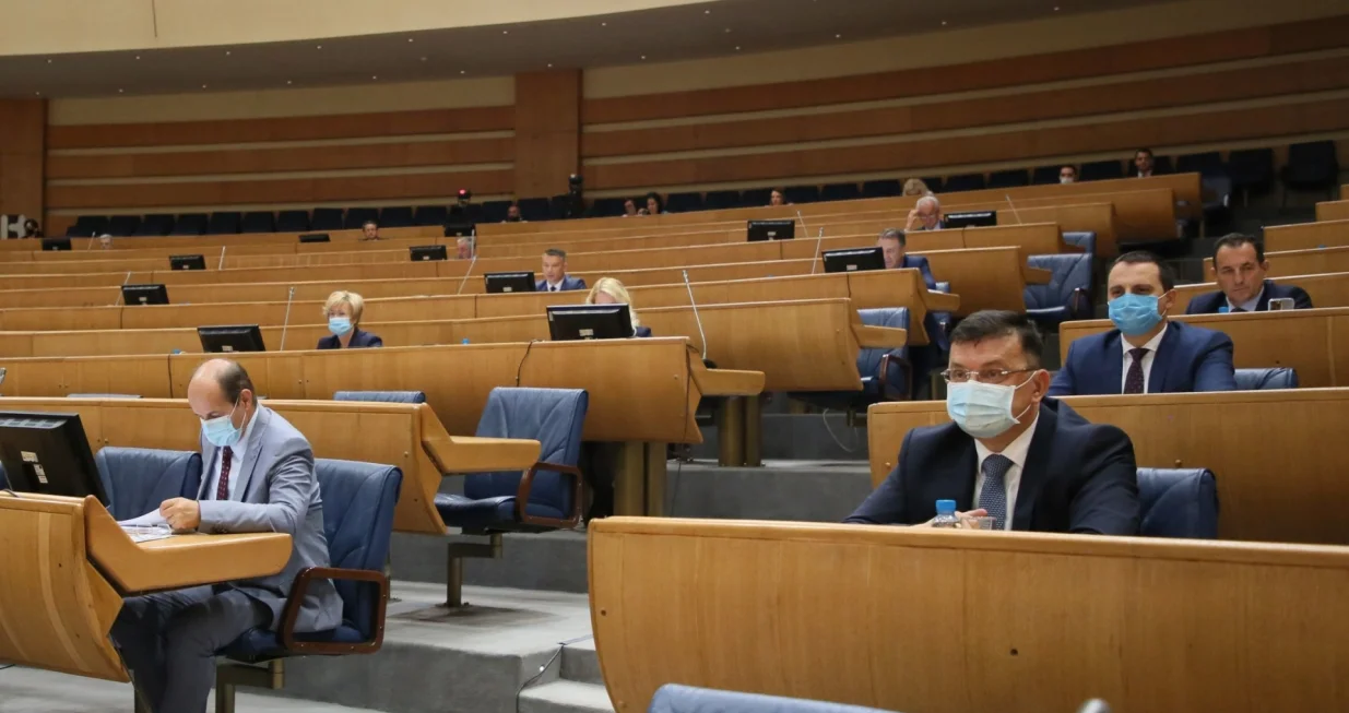 SARAJEVO, 15. juna (FENA) - Sjednica Predstavničkog doma Parlamentarne skup&scaron;tine Bosne i Hercegovine na kojoj bi trebale biti razmatrane izmjene Zakona o Vijeću ministara BiH počela je danas u Sarajevu.(Foto FENA/Amer Kajmović)/