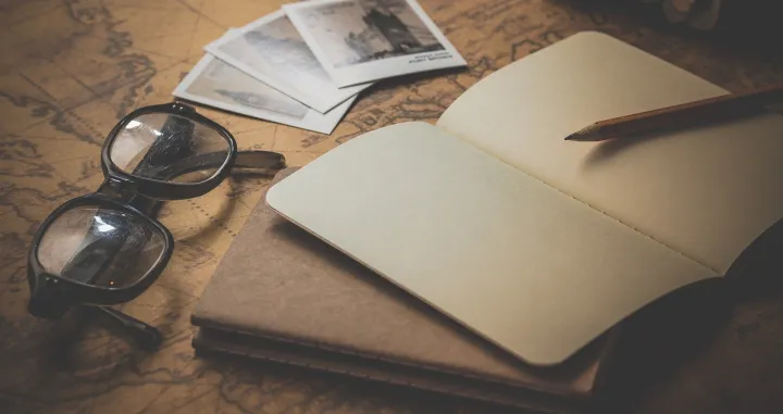 sveska, teka, bilješke, notes, naočale, fotografije, olovka, pisac, pisanje/Pixabay