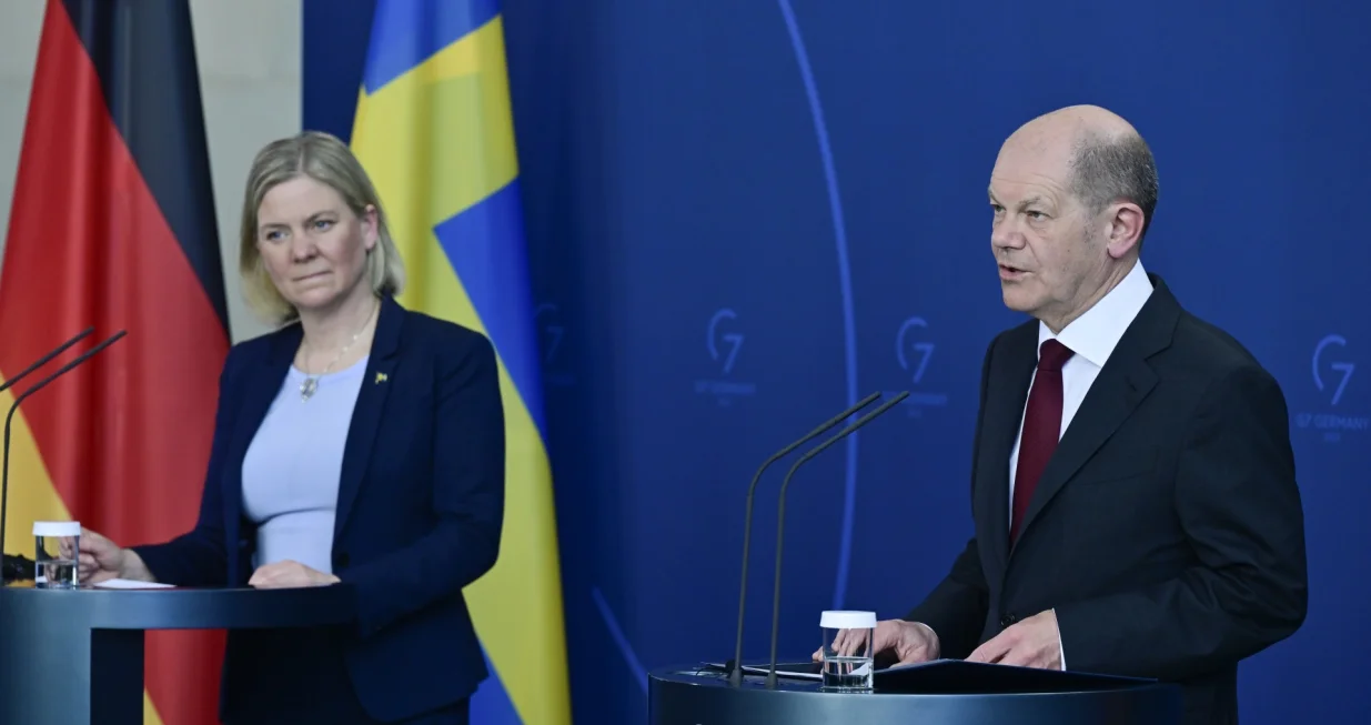 epa09855849 German Chancellor Olaf Scholz (R) and Sweden's Prime Minister Magdalena Andersson attend a press conference after talks at the Chancellery in Berlin, Germany, 28 March 2022. EPA/JOHN MACDOUGALL/POOL/John Macdougall/Pool