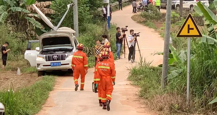 epa09841562 Rescue workers walk at the site of a plane crash from a China Eastern Airlines in Tengxian County, Guangxi region, southern China, 22 March 2022. A China Eastern Airlines Boeing 737-800 with 132 people on board crashed in southern China on a flight from Kunming to Guangzhou on 21 March 2022, according to China's Civil Aviation Administration. EPA/STRINGER CHINA OUT/Stringer