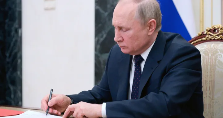 epa09816775 Russian President Vladimir Putin chairs a meeting with permanent members of the Russsia's Security Council via teleconference call at the Kremlin in Moscow, Russia, 11 March 2022. EPA/MIKHAIL KLIMENTYEV/SPUTNIK/KREMLIN POOL MANDATORY CREDIT/Mikhail Klimentyev/Sputnik/Kremlin Pool