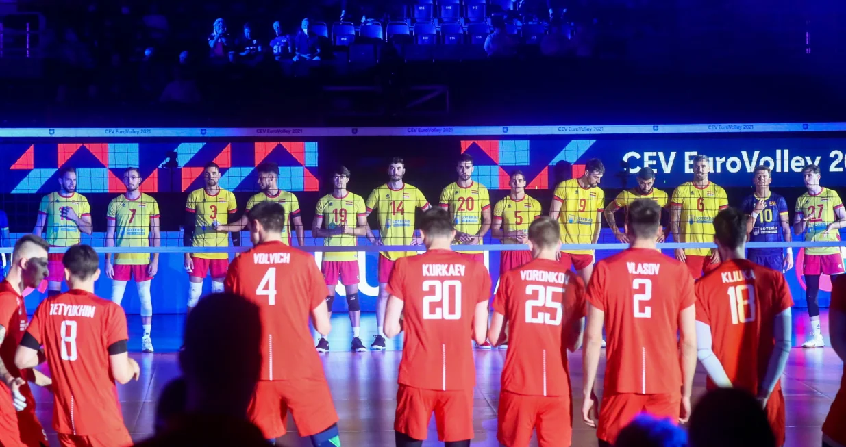 epa09453397 The Russian team (front) and the team of Spain lline up before the 2021 European Volleyball Championship match between Russia and Spain in Tampere, Finland, 06 September 2021. EPA/MAURI RATILAINEN