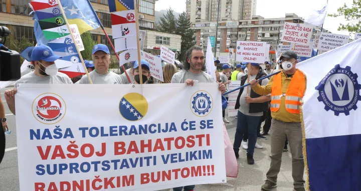 Mirni protesti stotinjak radnika metalske industrije, polaganje cvijeća na spomen-obilježje Đuri Đakoviću i Emeriku Blumu pred zgradom Vlade FBiH I nastavak protesta. Prvi Maj./Senad Gubelić