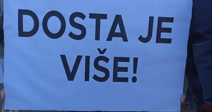 Polusatni &scaron;trajk upozorenja/Indira &Scaron;ahbazović-Kučević/