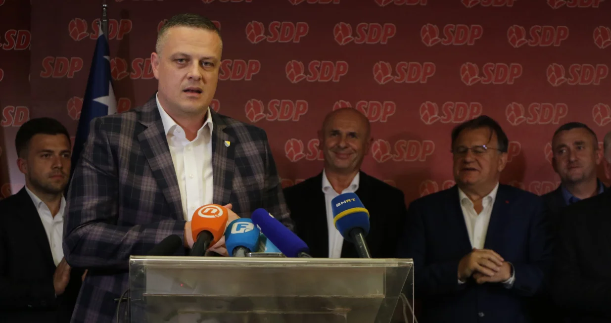 Predsjednik SDP BiH Nermin Nik&scaron;ić i potpredsjednik SDP BiH Vojin Mijatović i Milorad Klimović iz trebinja/Senad Gubelić
