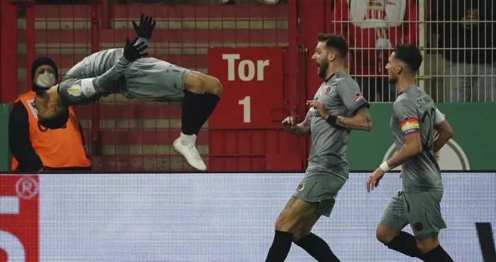 epa09794510 St. Pauli's Daniel-Kofi Kyereh (L) celebrates with teammates after scoring the opening goal during the German DFB Cup quarter finale soccer match between 1. FC Union Berlin and FC St. Pauli in Berlin, Germany, 01 March 2022. EPA/CLEMENS BILAN CONDITIONS - ATTENTION: The DFB regulations prohibit any use of photographs as image sequences and/or quasi-video.