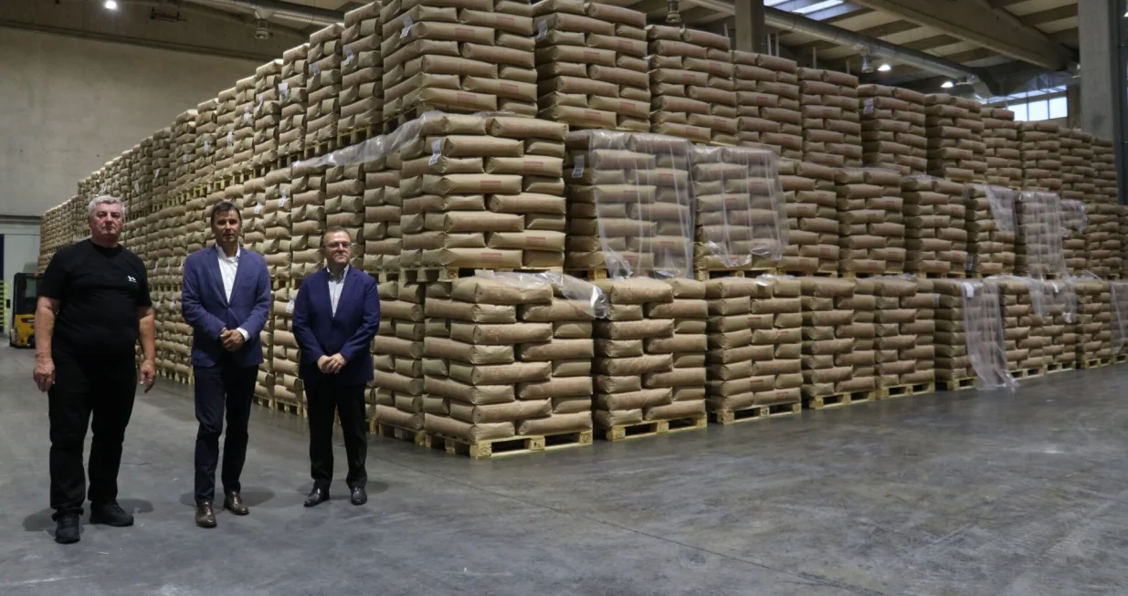 BRČKO, 5. jula (FENA) - Premijer Federacije Bosne i Hercegovine Fadil Novalić je danas, tokom boravka u Brčko Distriktu, posjetio kompaniju Bimal d.d. Brčko, na&scaron;u jedinu kompaniju koja proizvodi ulje i &scaron;ećer. (Foto FENA/Harun Muminović)/Harun Muminović