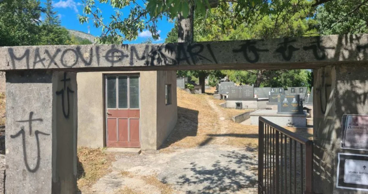 Oskrnavljeno Pravoslavno groblje u mostarskom naselju Vihovići/Srna<br>/