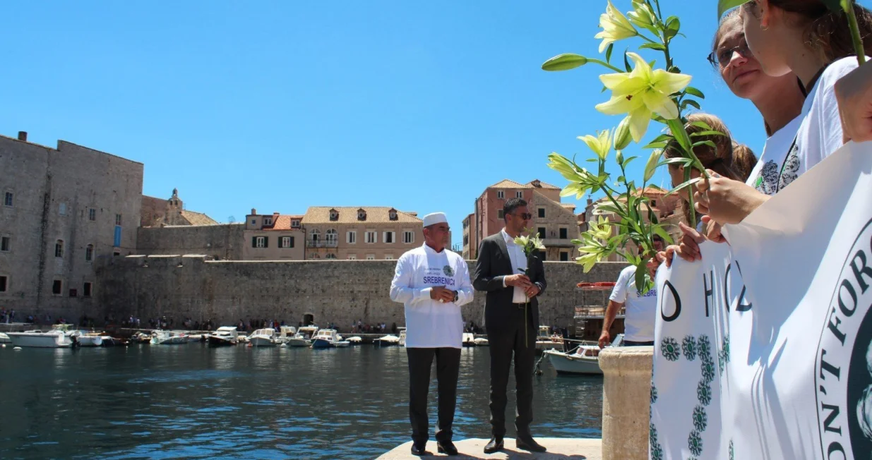 Mimohod sjećanja u Dubrovniku, ljiljani, 27. godi&scaron;njica genocida u Srebrenici, genocid, Srebrenica, organizatori: Vijeće bo&scaron;njačke nacionalne manjine dubrovačko-neretvanske županije i Vijeće bo&scaron;njačke nacionalne manjine Grada Dubrovnika/Facebook
