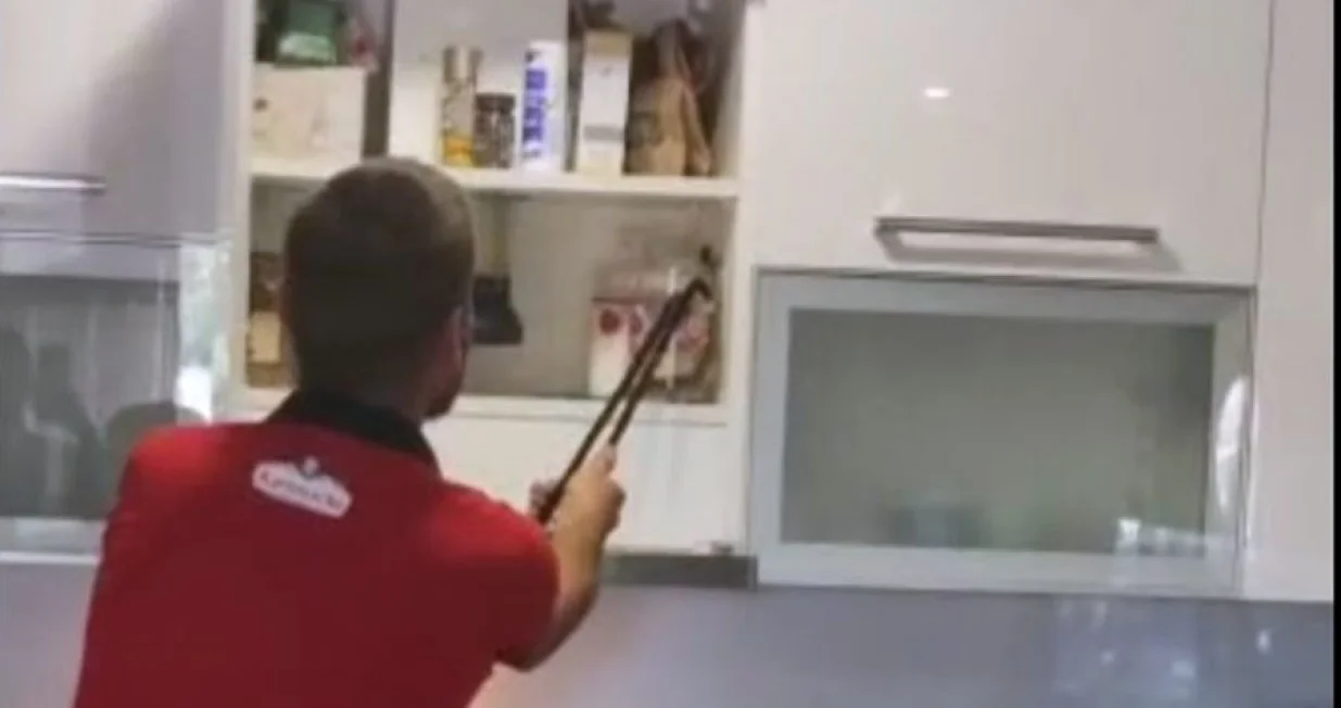 Uvuka se kroz dimnjak/