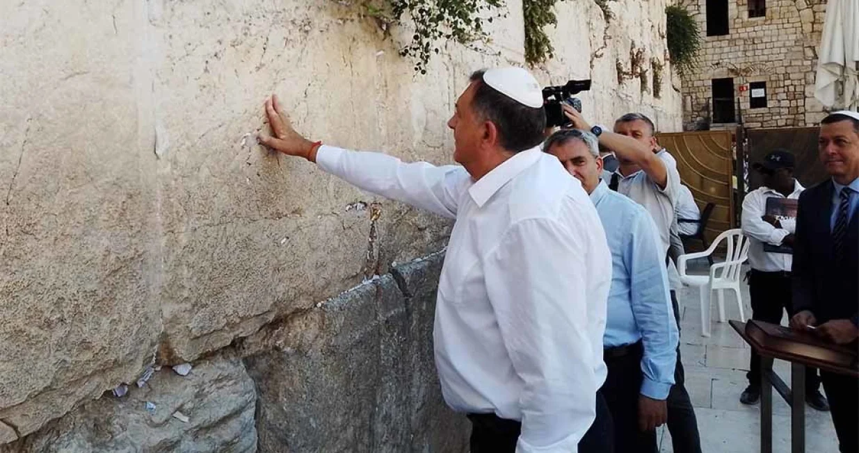 dodik na zidu plača<br>atvbl/